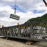 Le pont provisoire sera accessible à la circulation dès mercredi prochain. © KEYSTONE / JEAN-CHRISTOPHE BOTT